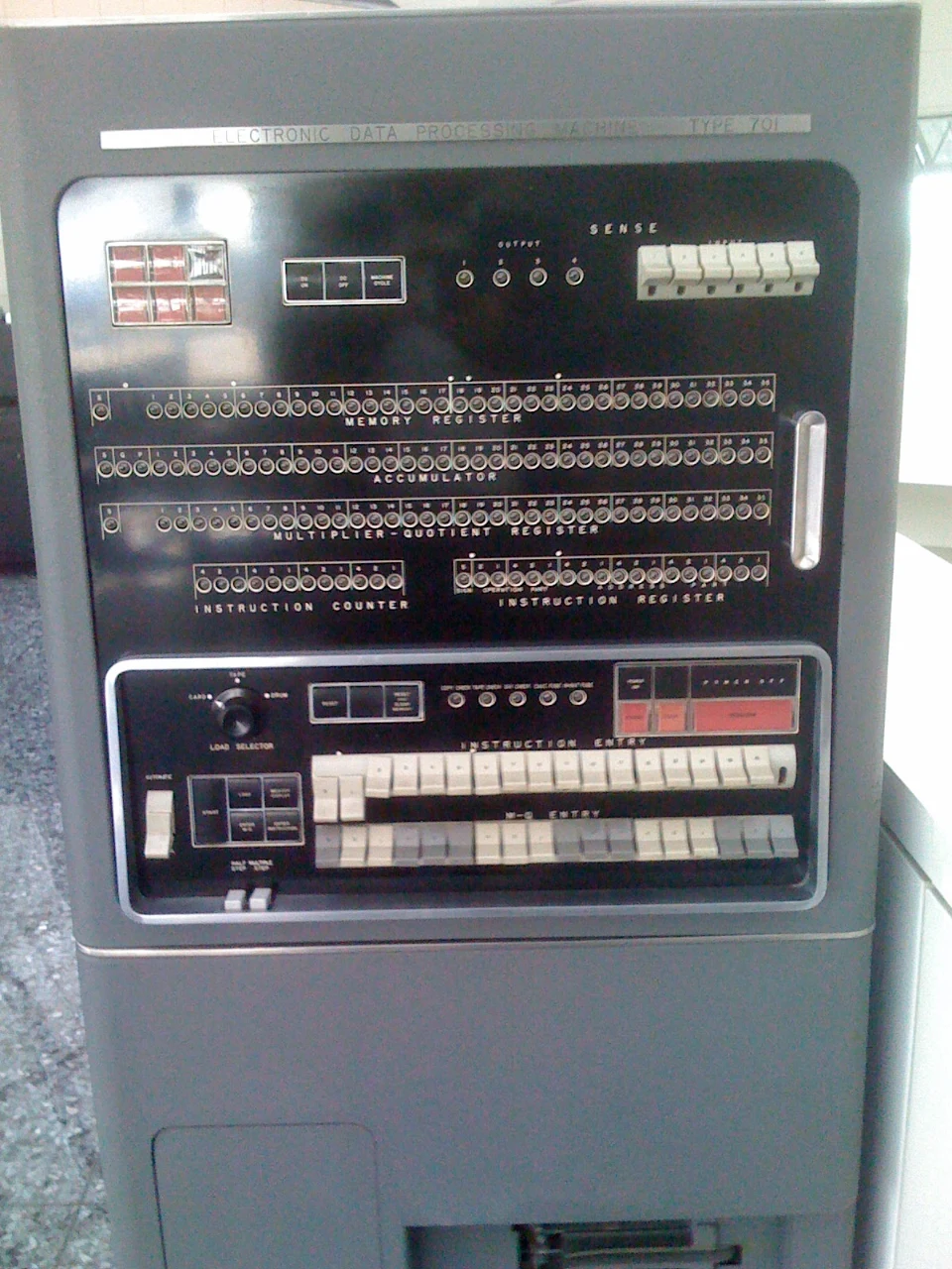 คอนโซลควบคุมของคอมพิวเตอร์ IBM 701 ที่ใช้ในงานหมากฮอสยุคแรกของ Arthur Samuel