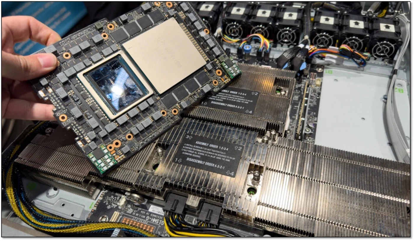 มือกำลังถือโมดูล NVIDIA Grace Hopper เหนือโหนดประมวลผลในศูนย์ NASA Advanced Supercomputing